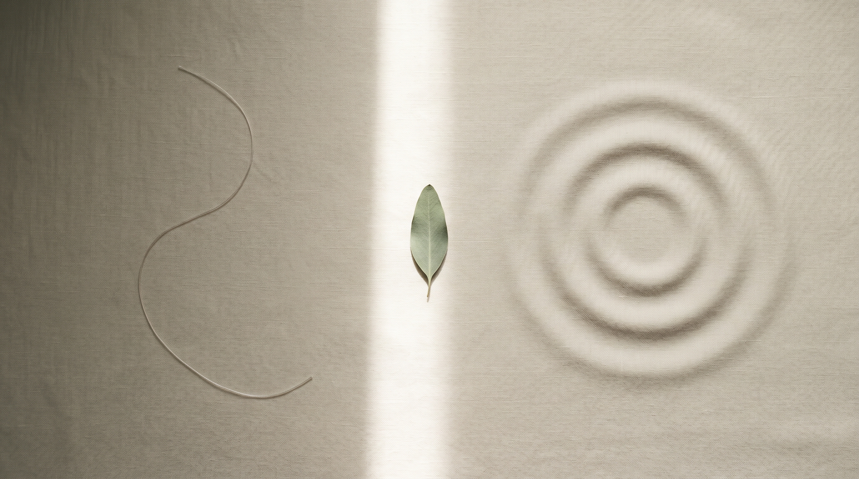 Single thread curve and concentric ripple impressions on linen, visual metaphor for the mechanical-lift vs collagen-stimulation contrast
